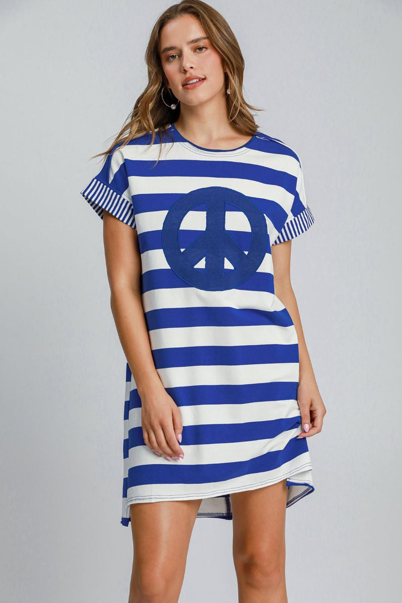 Robe bleu courte rayée à manches courtes avec motif de paix d'Umgee