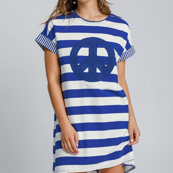 Robe bleu courte rayée à manches courtes avec motif de paix d'Umgee